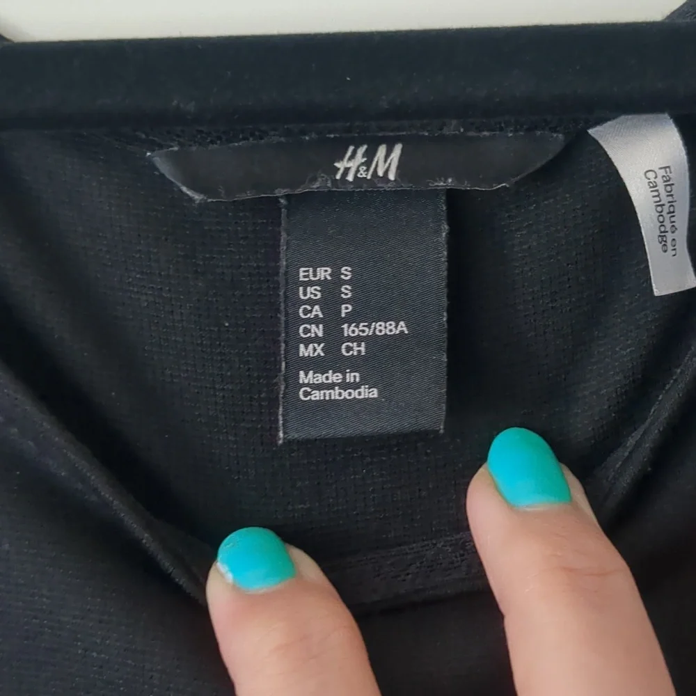 ❄️ 3/$30 H&M Black Sleeveless Skater Dress with Lace Trim - Picture 2 of 6